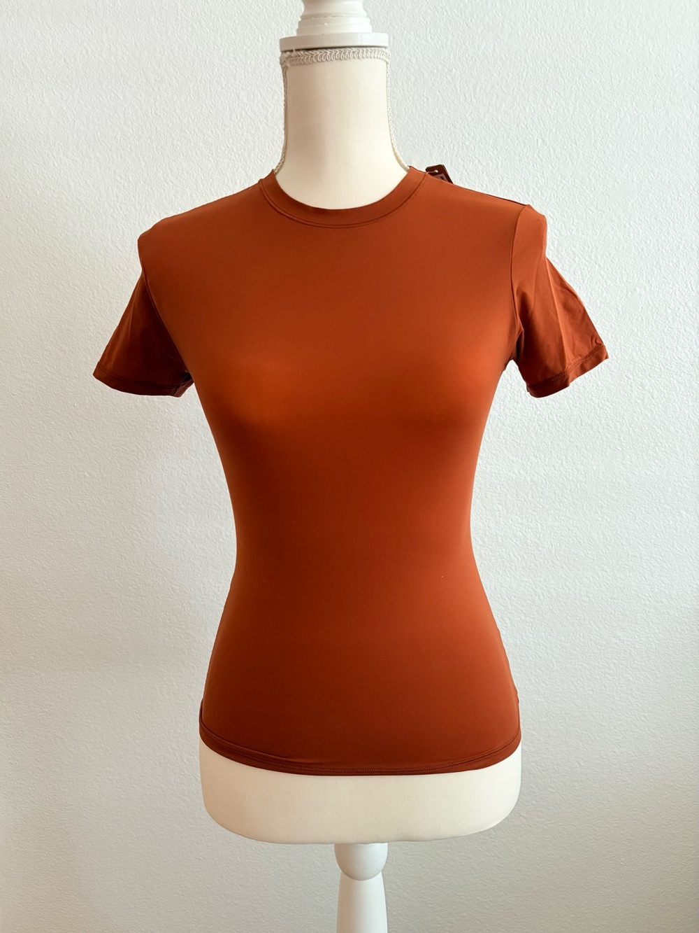 NWT SKIMS Fits Everybody Short Sleeve T-Shirt SMALL Saffron Color NEW